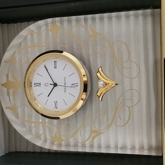 Mikimoto International Gold and White Elegant desk Watch with pearl - Picture 3 of 3